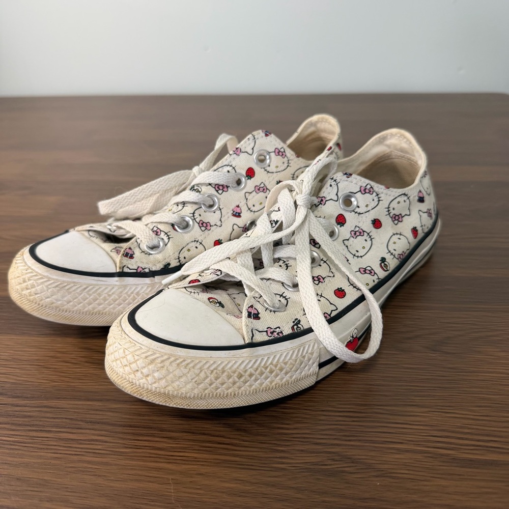 Hello‎ Kitty X Converse Chuck Taylor All Stars Low Top Women’s Size 6, Kid’s 4